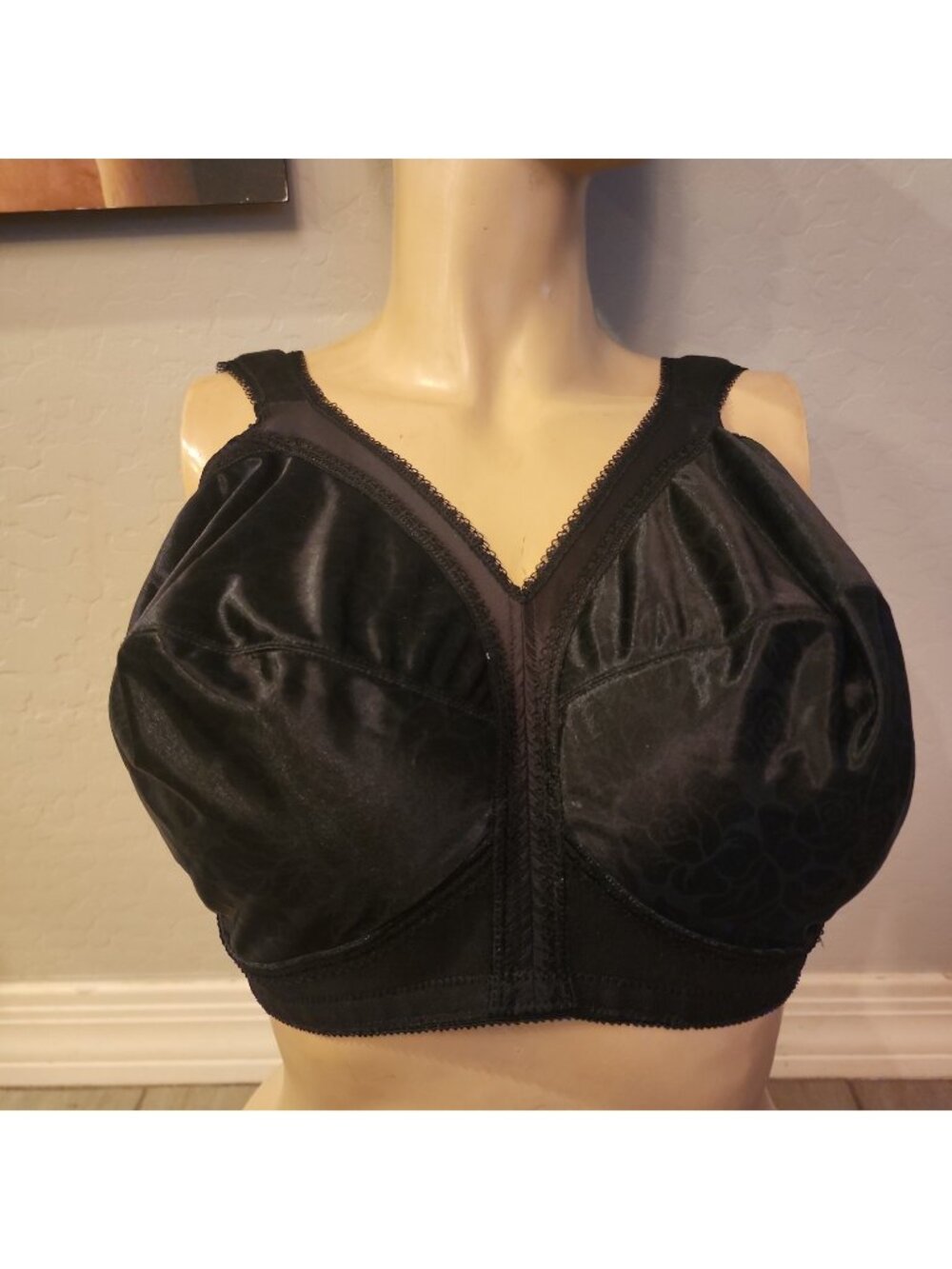 playtex 18 hour bra 44DD Black Wireless Unlined 4693